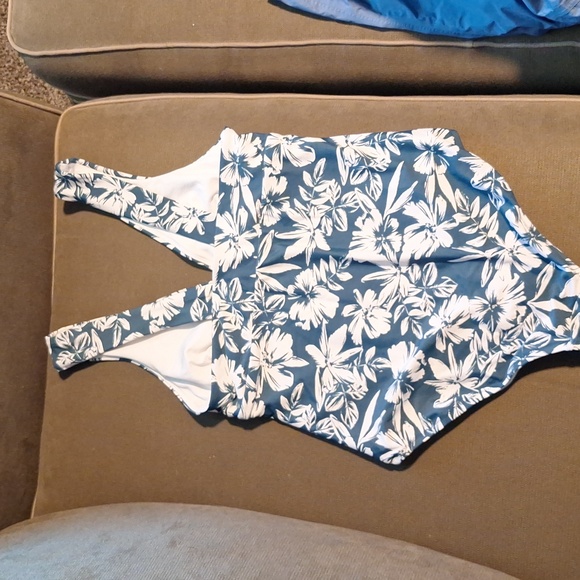 Swimsuit - Picture 2 of 3